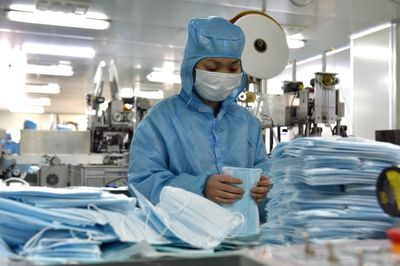 李渡鎮(zhèn)加緊生產(chǎn)醫(yī)療防護物資 全力保障防疫需求